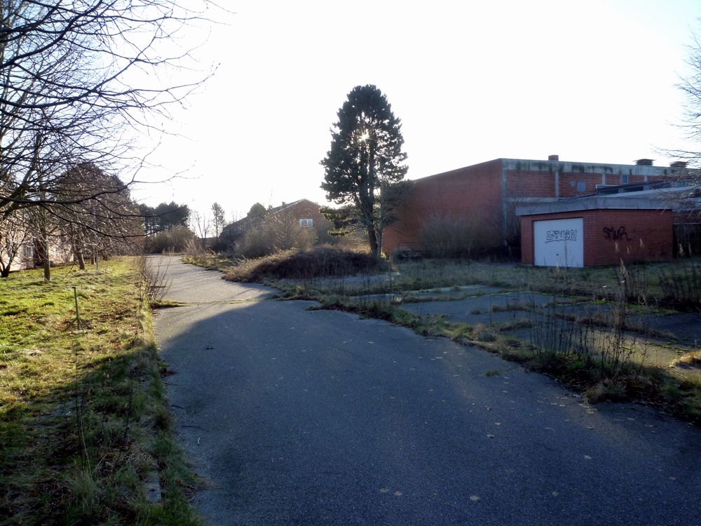 Strae vor dem Lehrsaalgebude